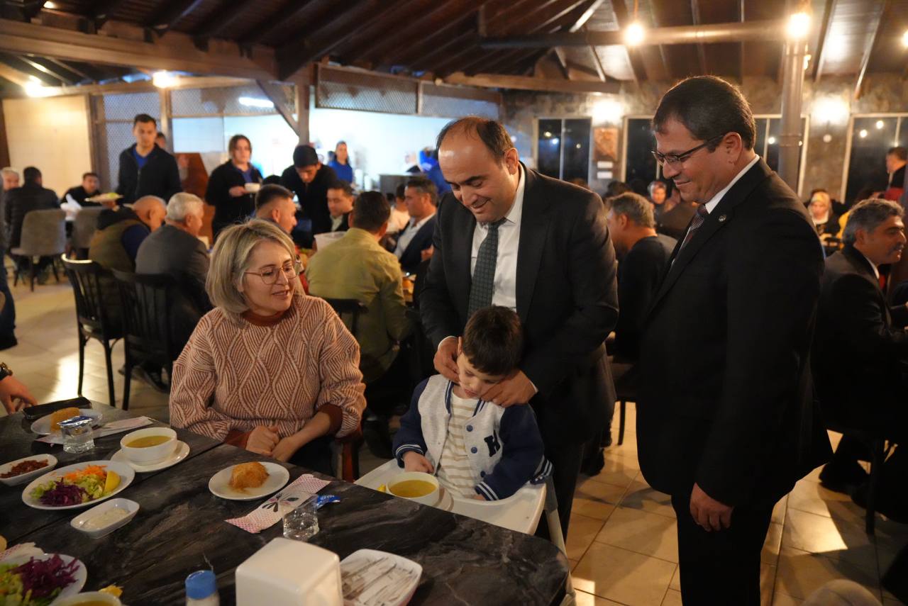 Başkan Akdeni̇zli̇, Mhp Teşki̇latinin Yemeği̇ne Katildi (2)