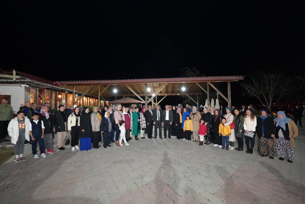 Başkan Akdeni̇zli̇, Mhp Teşki̇latinin Yemeği̇ne Katildi (4)