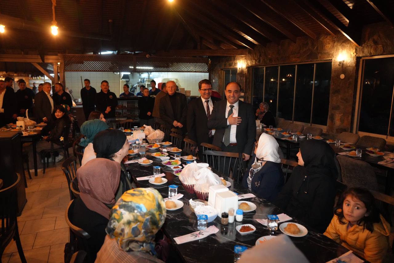 Başkan Akdeni̇zli̇, Mhp Teşki̇latinin Yemeği̇ne Katildi (5)