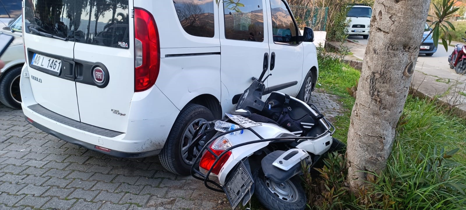 Küçük Çocuk Gaz Kolunu Çekince Motosiklet Otomobile Çarptı (1)