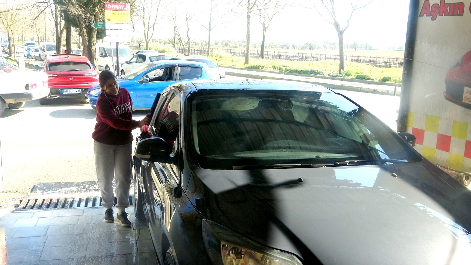 Sanayinin Elvan Ablası Kadınları Değil Araçları Güzelleştiriyor (1)