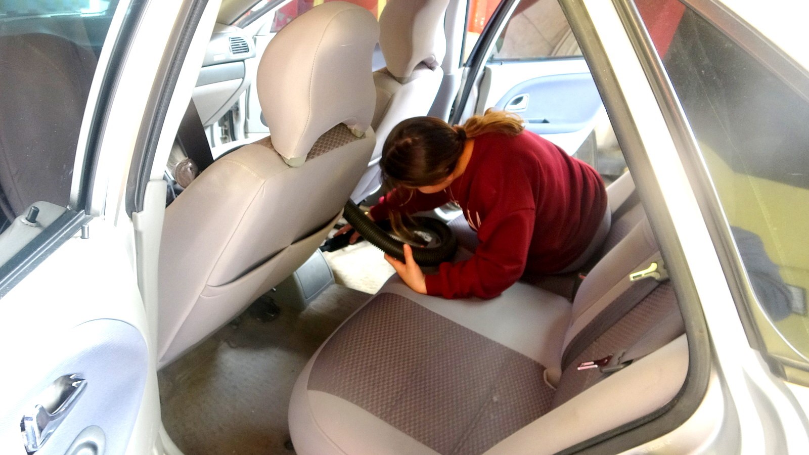 Sanayinin Elvan Ablası Kadınları Değil Araçları Güzelleştiriyor (3)