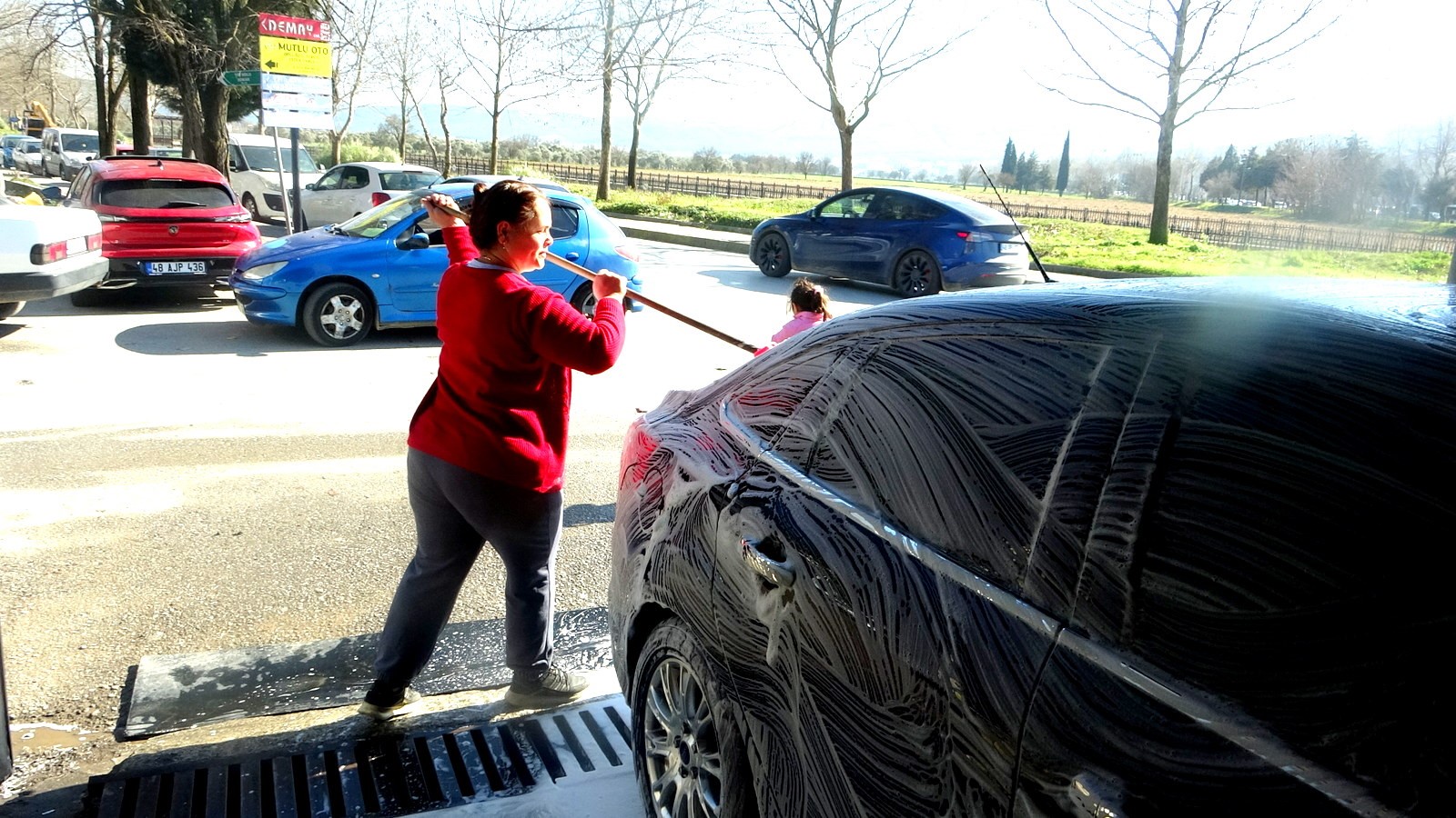 Sanayinin Elvan Ablası Kadınları Değil Araçları Güzelleştiriyor (5)