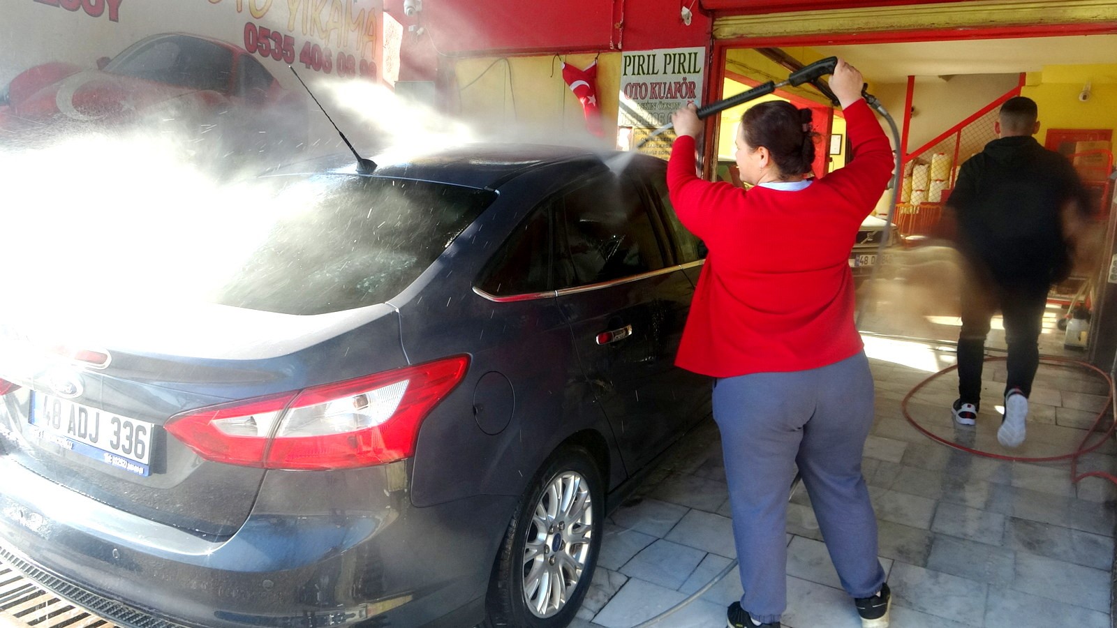 Sanayinin Elvan Ablası Kadınları Değil Araçları Güzelleştiriyor (6)