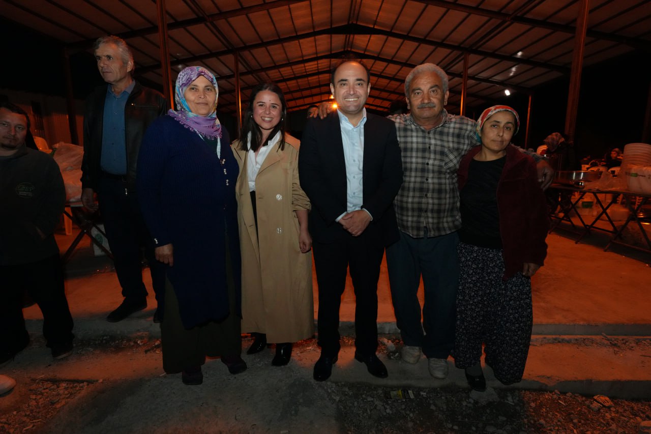 Akdeni̇zli̇, Karadere'de Vatandaşlarla İftar Sofrasinda Bi̇r Araya Geldi̇ (2)