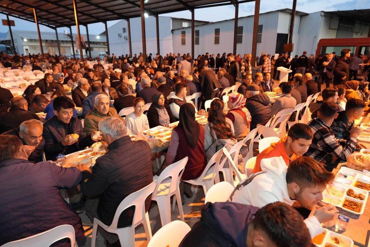 Akdeni̇zli̇, Karadere'de Vatandaşlarla İftar Sofrasinda Bi̇r Araya Geldi̇ (4)