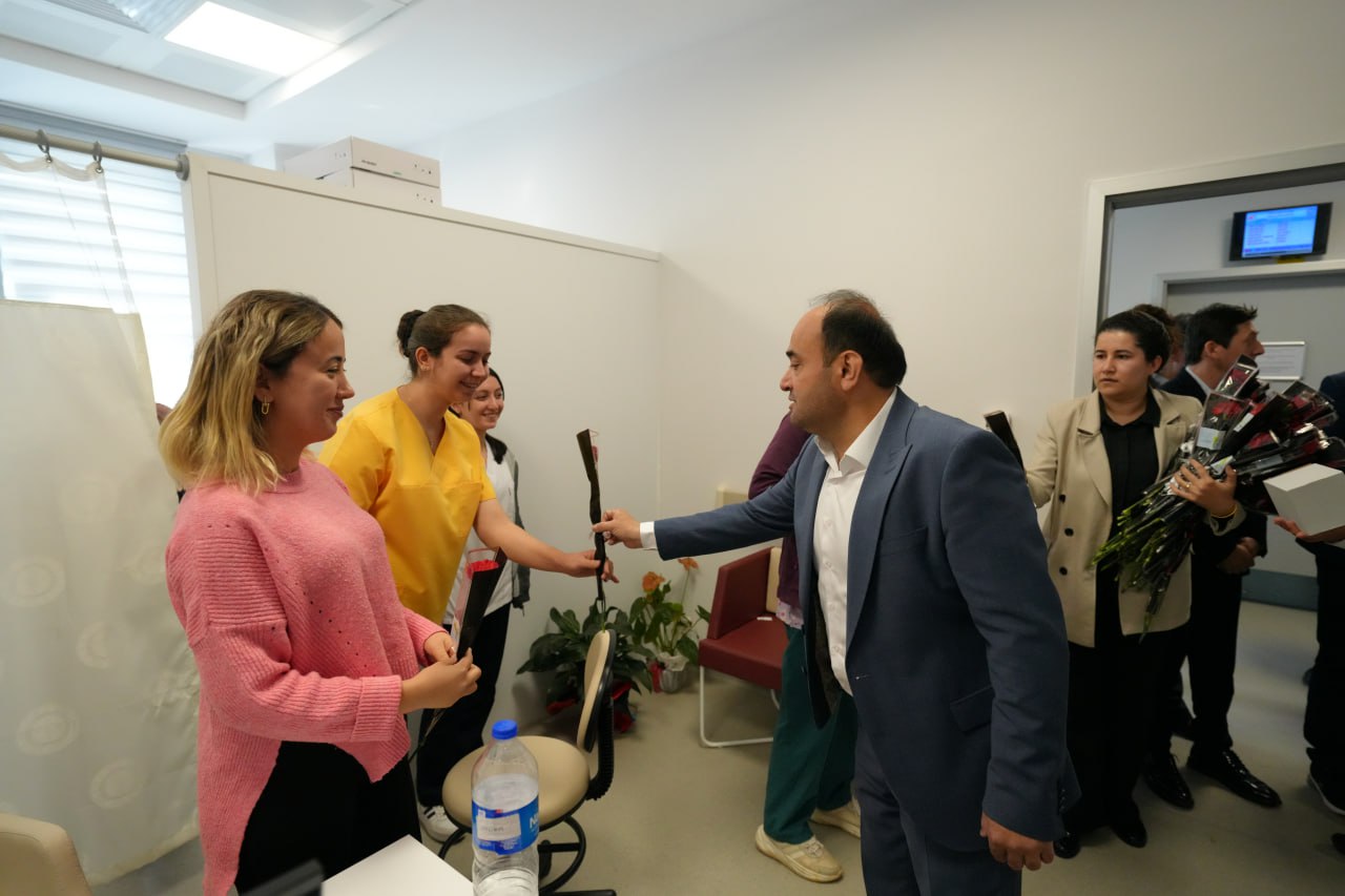 Akdeni̇zli̇, Sağlik Çalişanlarinin Gününü Kutladi (5)