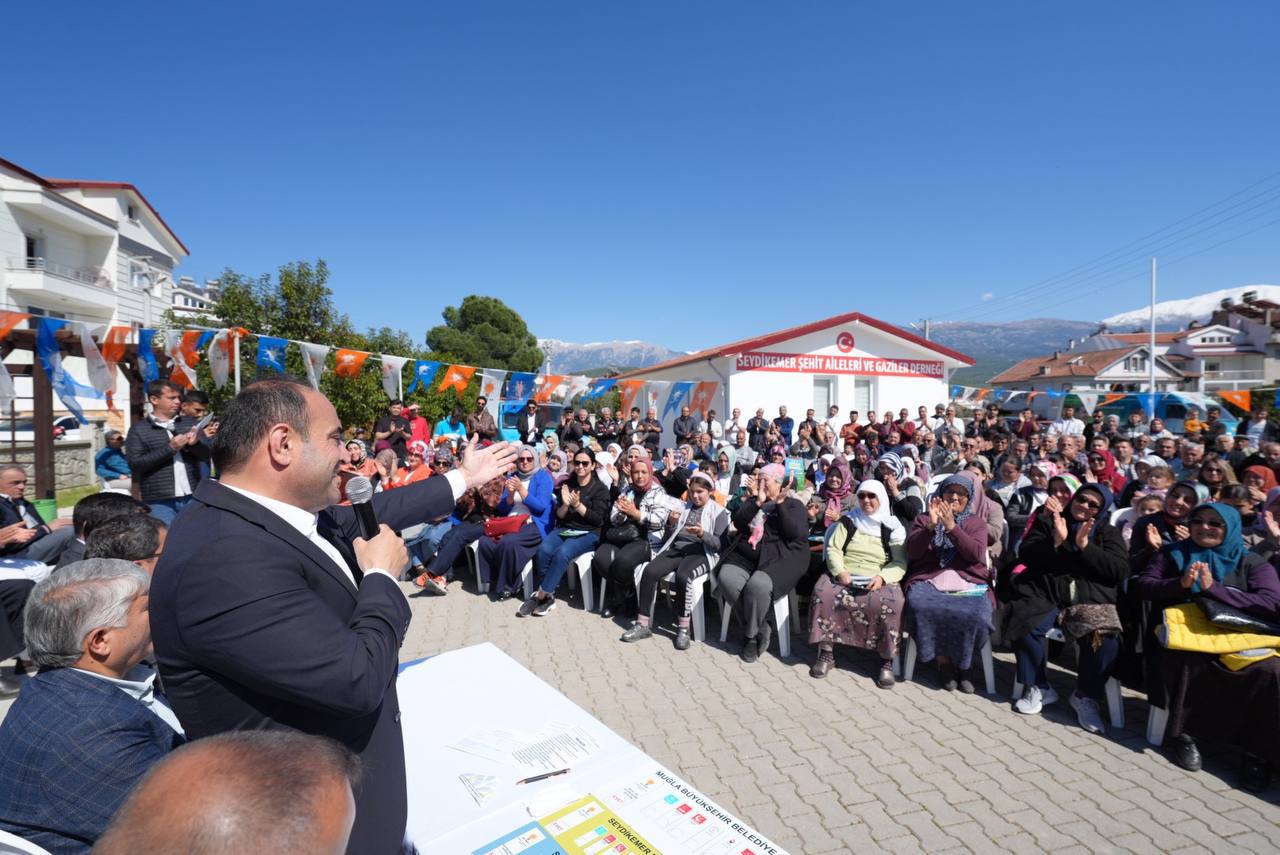 Akdeni̇zli̇, Seçi̇m Çalişmalarini Menekşe'de Sürdürdü (1)