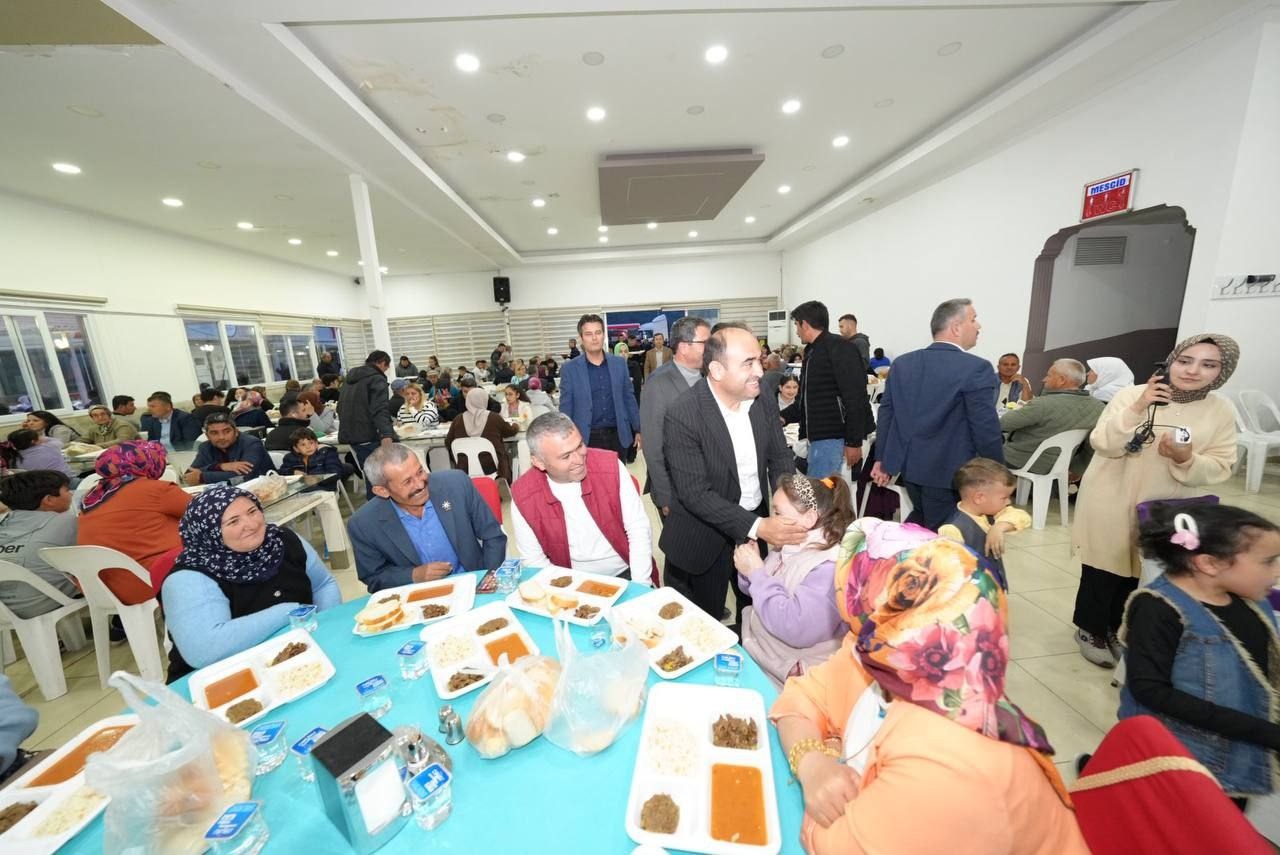 Başkan Akdeni̇zli̇, Beledi̇ye Personeli̇ İftar Verdi̇ (1)