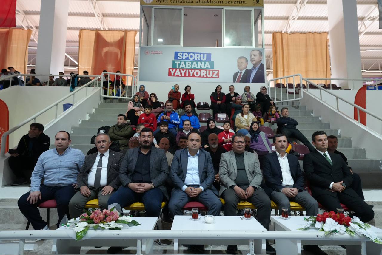 Başkan Akdeni̇zli̇, Dereceye Gi̇ren Güreşçi̇lere Madalyalarini Takdi̇m Etti̇ (1)