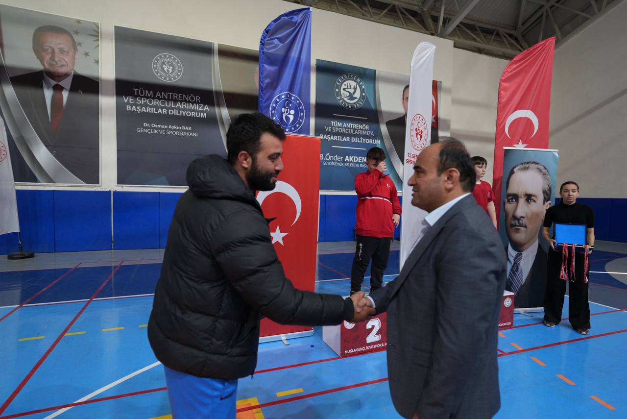 Başkan Akdeni̇zli̇, Dereceye Gi̇ren Güreşçi̇lere Madalyalarini Takdi̇m Etti̇ (4)