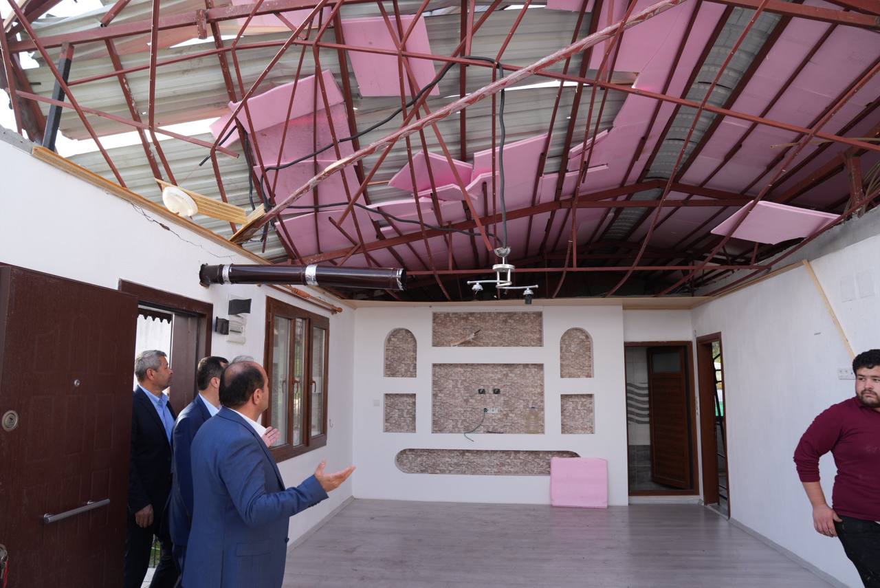 Başkan Akdeni̇zli̇ Firtinadan Zarar Gören Vatandaşlari Zi̇yaret Etti̇ (2)