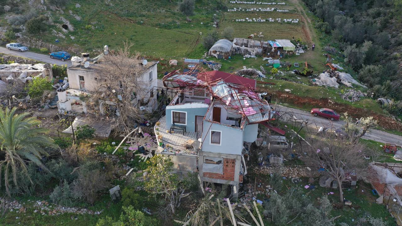 Başkan Akdeni̇zli̇ Firtinadan Zarar Gören Vatandaşlari Zi̇yaret Etti̇ (4)