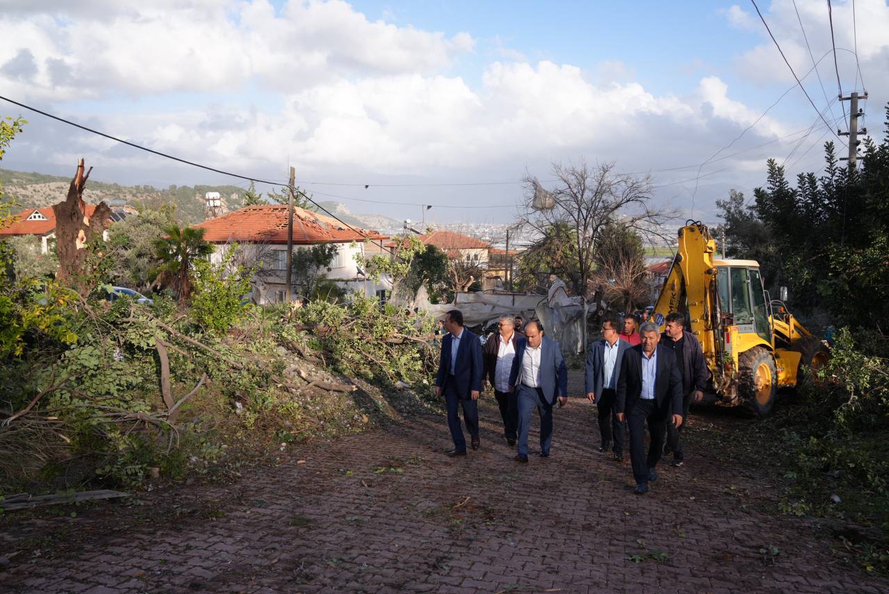 Başkan Akdeni̇zli̇ Firtinadan Zarar Gören Vatandaşlari Zi̇yaret Etti̇ (5)