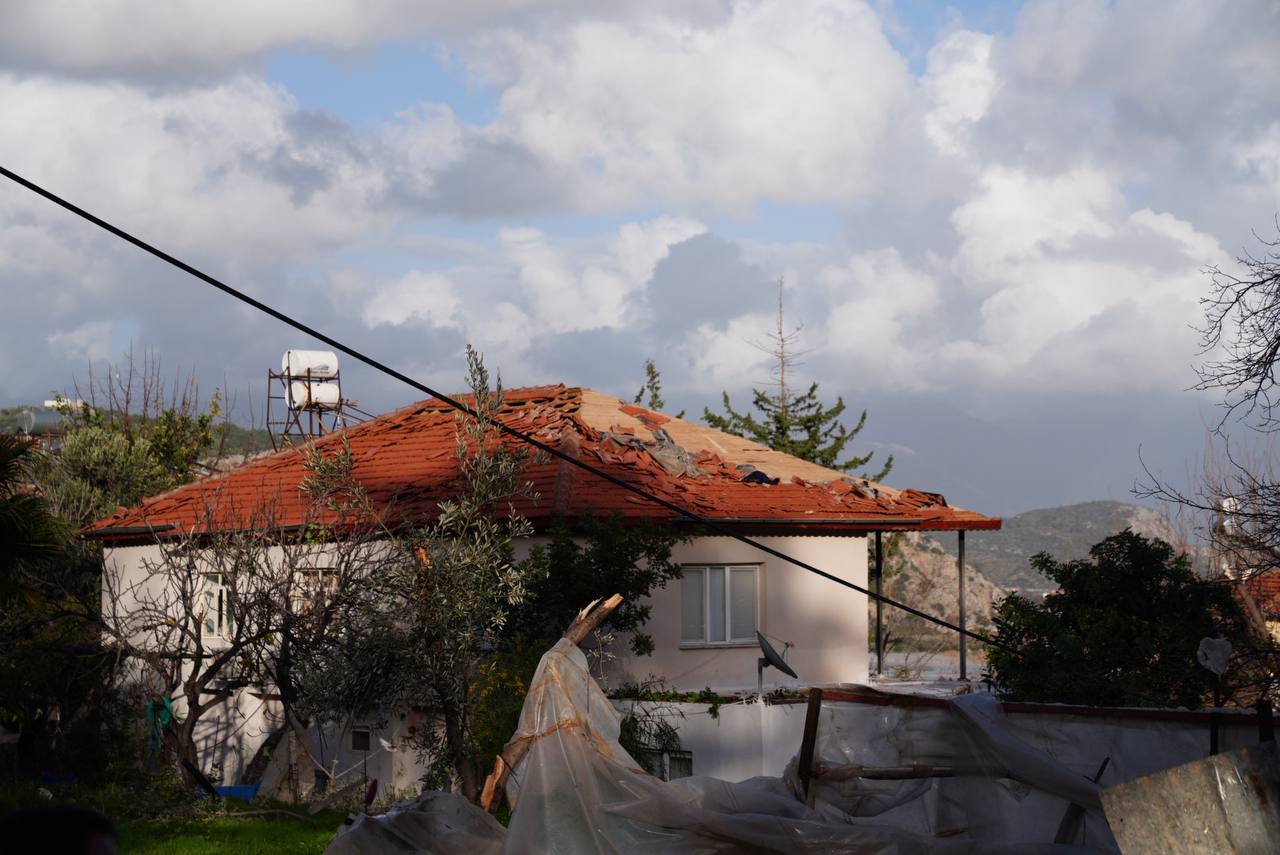 Başkan Akdeni̇zli̇ Firtinadan Zarar Gören Vatandaşlari Zi̇yaret Etti̇ (6)