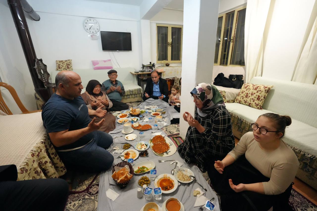 Başkan Akdeni̇zli̇, İftar Sofrasina Konuk Oldu (1)