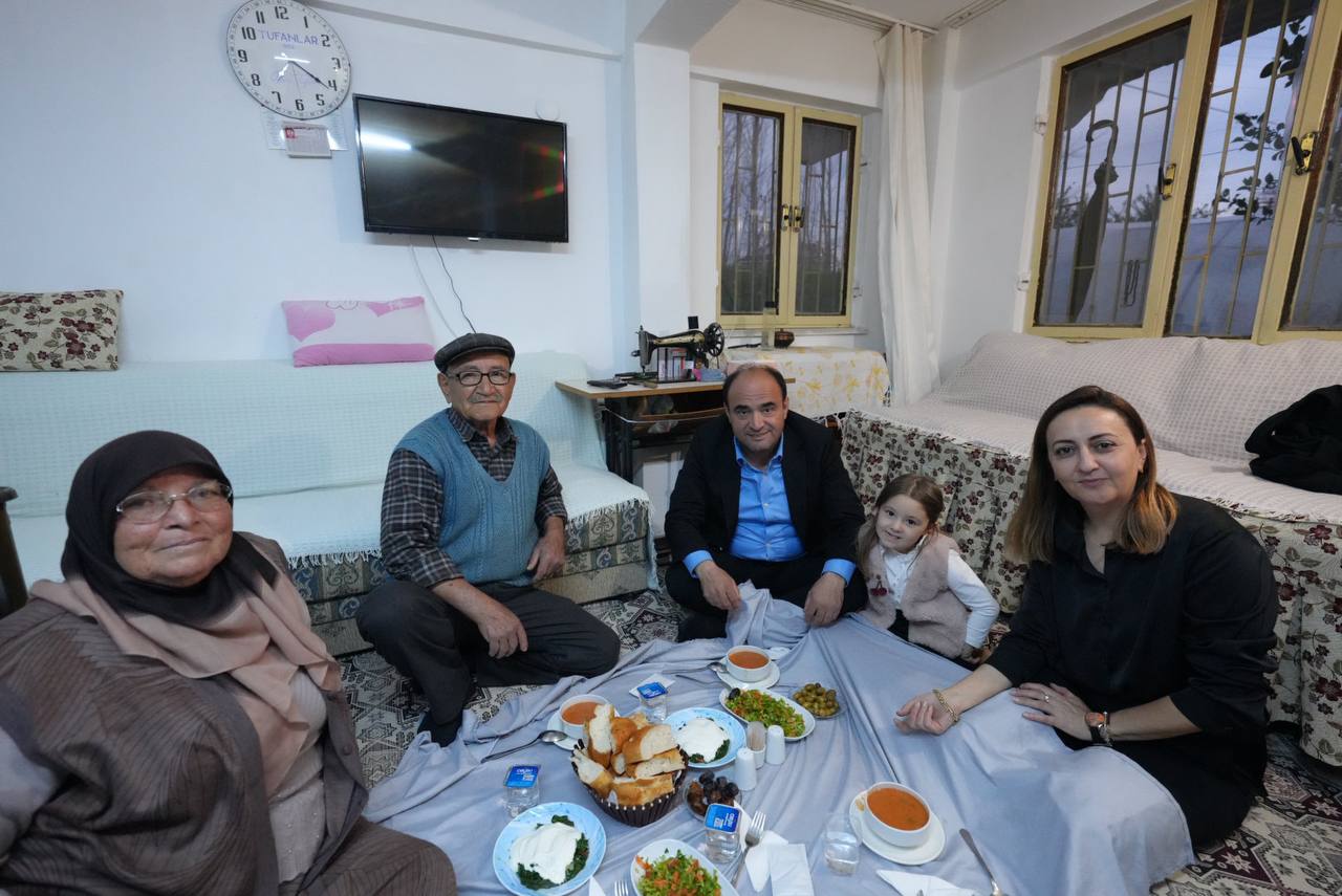 Başkan Akdeni̇zli̇, İftar Sofrasina Konuk Oldu (3)