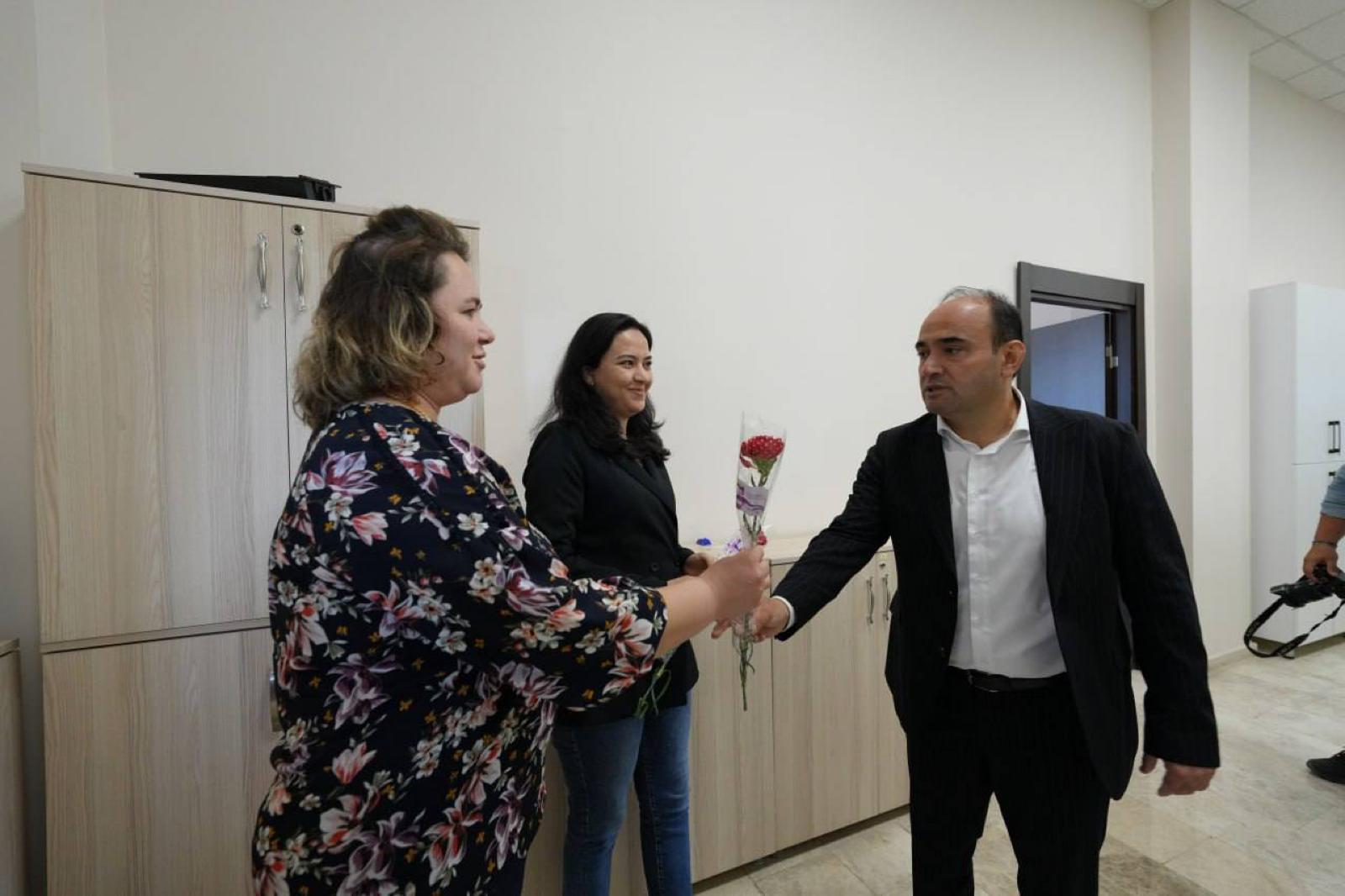 Başkan Akdeni̇zli̇ Kadinlara Karanfi̇l Dağitti (1)