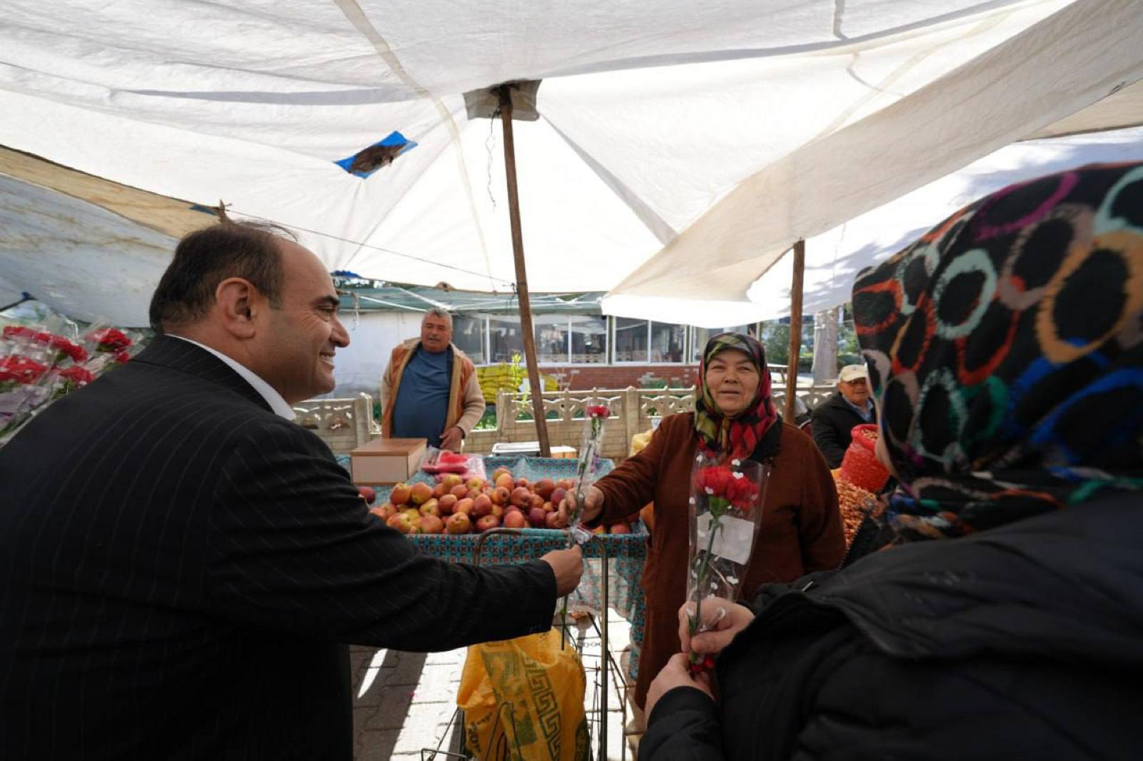 Başkan Akdeni̇zli̇ Kadinlara Karanfi̇l Dağitti (2)