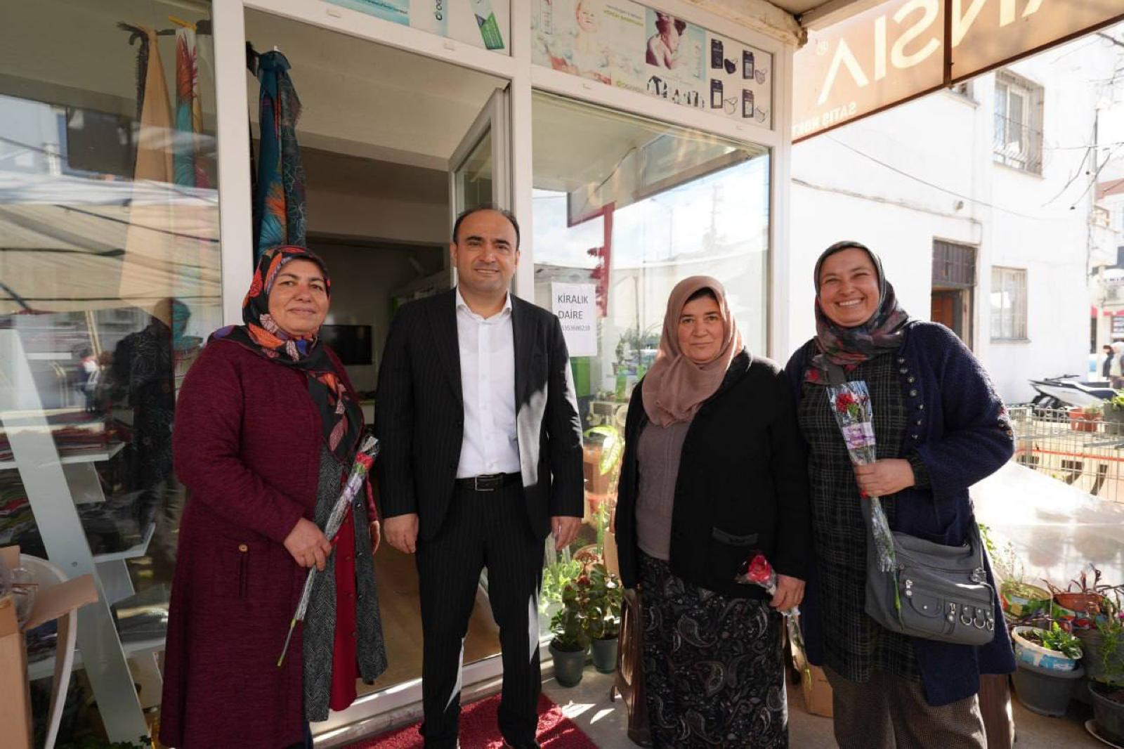 Başkan Akdeni̇zli̇ Kadinlara Karanfi̇l Dağitti (4)