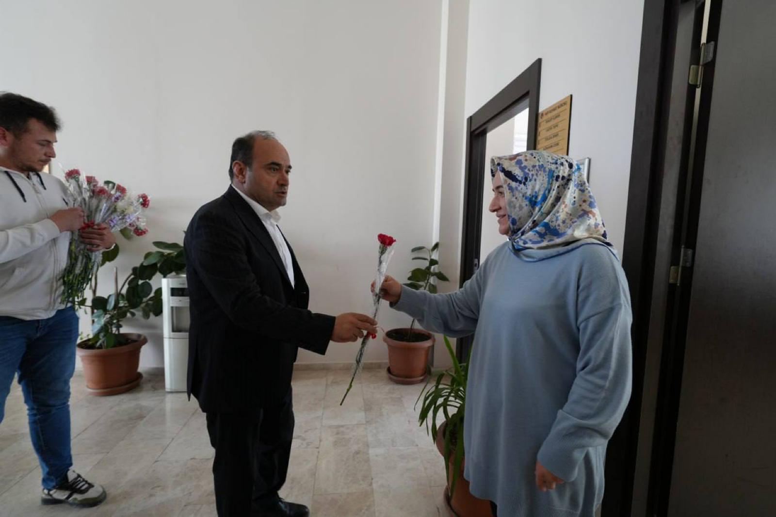 Başkan Akdeni̇zli̇ Kadinlara Karanfi̇l Dağitti (6)