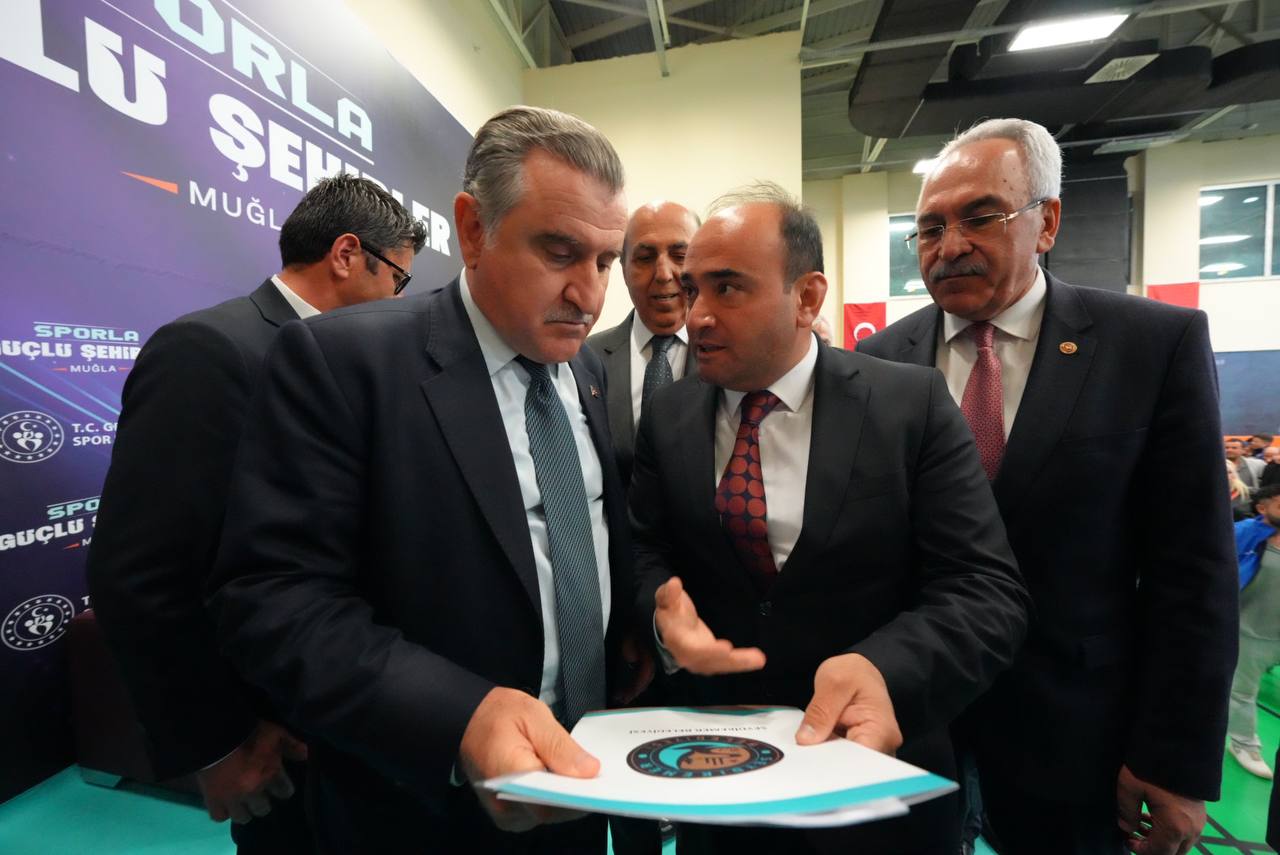 Başkan Akdeni̇zli̇, Projeleri̇ni̇ Bakana Sundu (2)