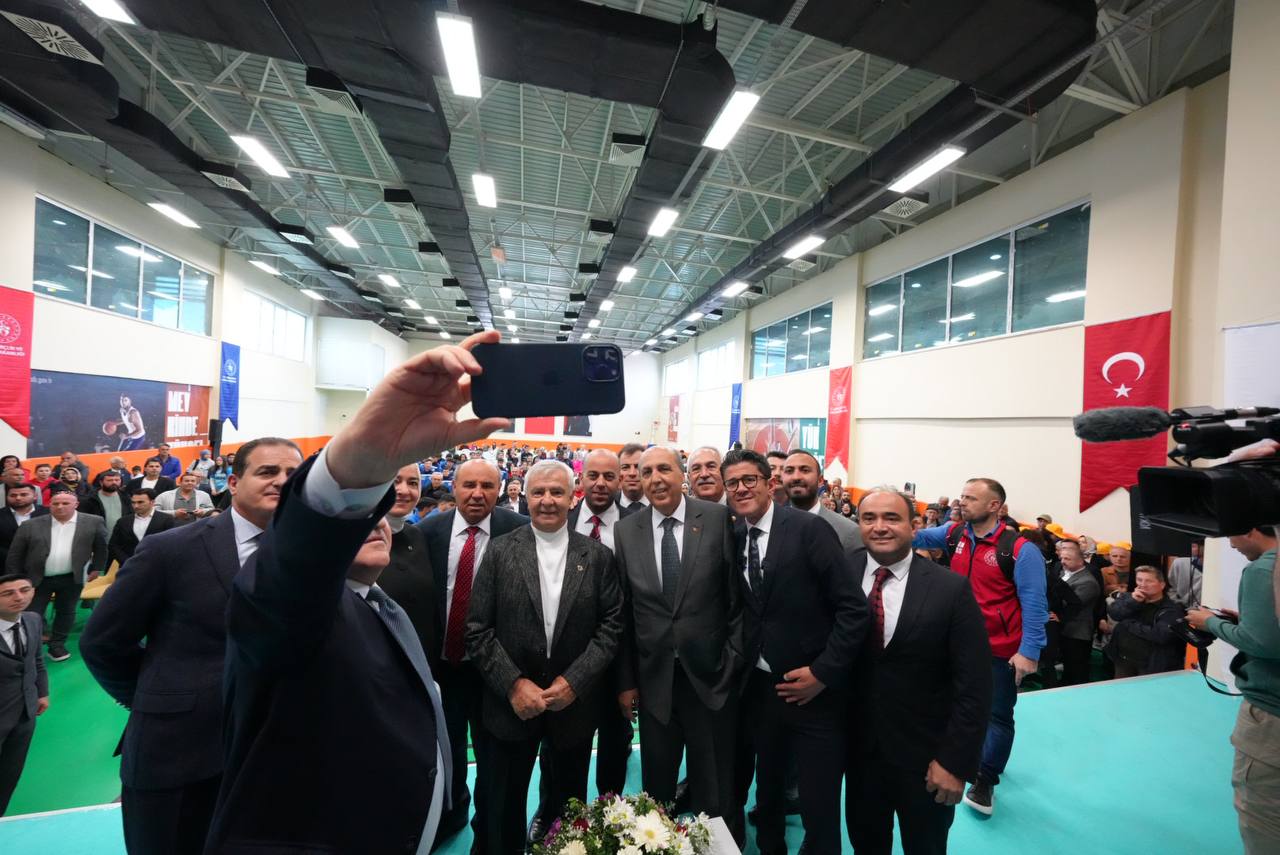 Başkan Akdeni̇zli̇, Projeleri̇ni̇ Bakana Sundu (3)