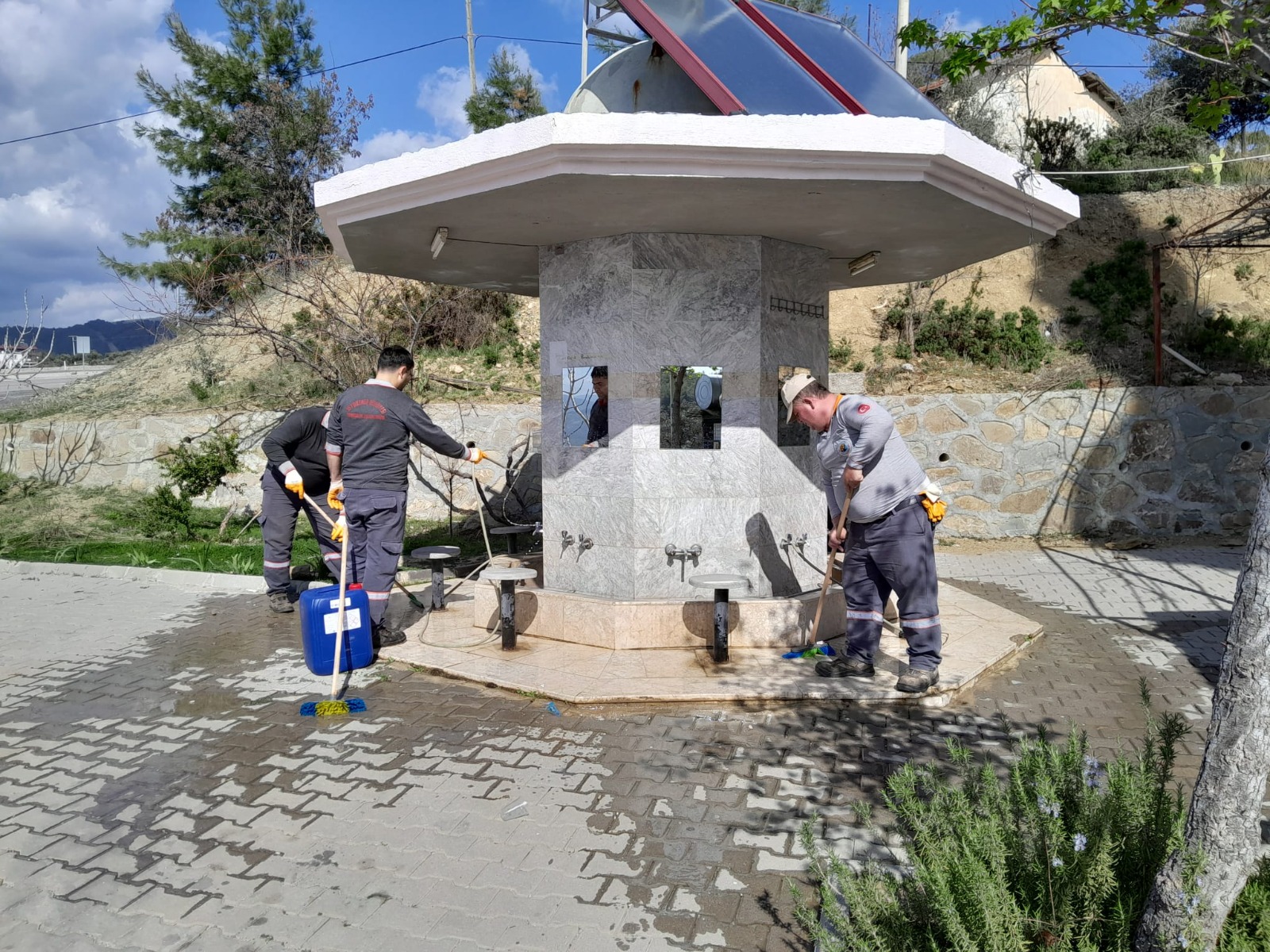 Başkan Akdeni̇zli̇ “Ramazan Ayi Öncesi̇ Cami̇leri̇mi̇zde Temi̇zli̇k Çalişmasi Yürütüyoruz (1)