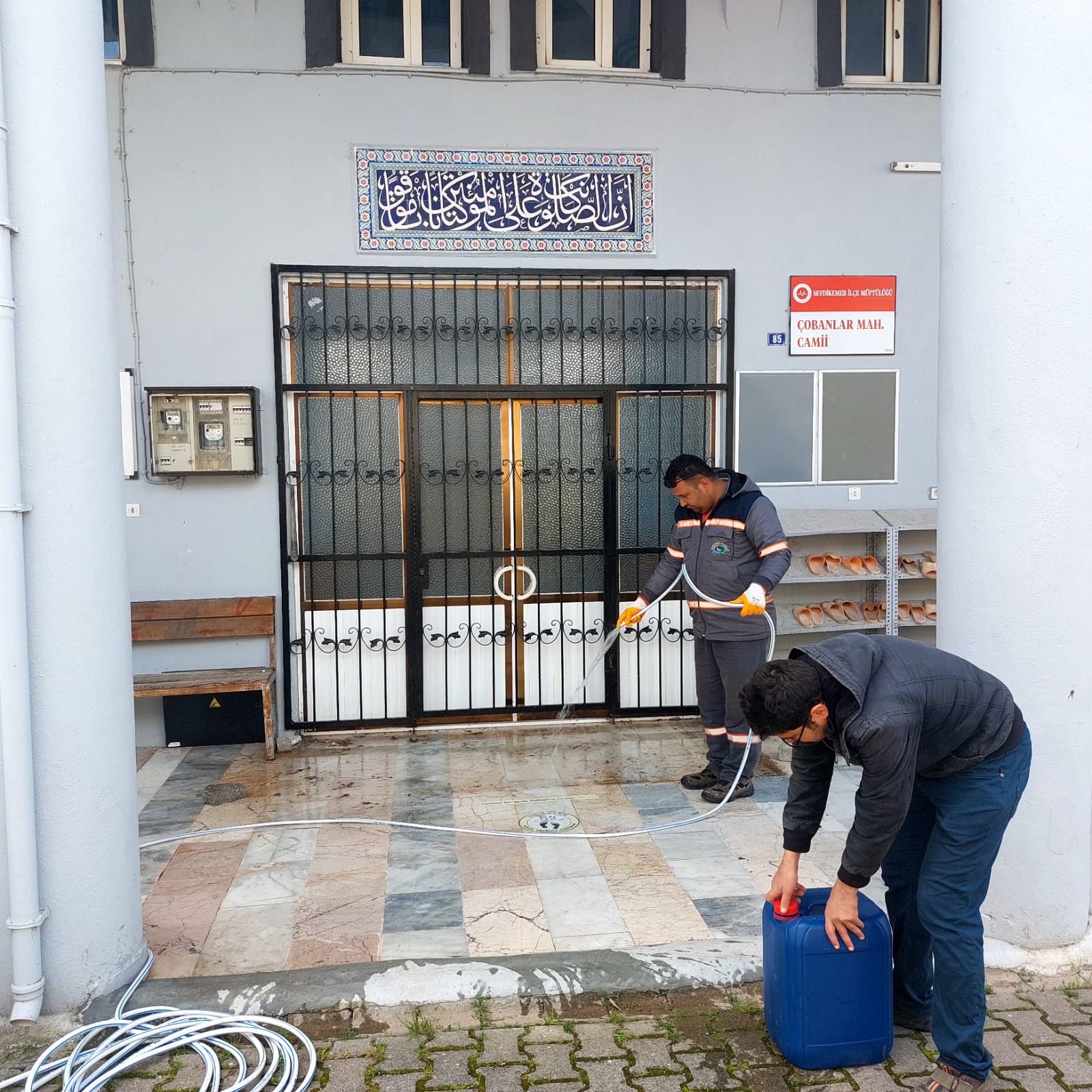 Başkan Akdeni̇zli̇ “Ramazan Ayi Öncesi̇ Cami̇leri̇mi̇zde Temi̇zli̇k Çalişmasi Yürütüyoruz (4)