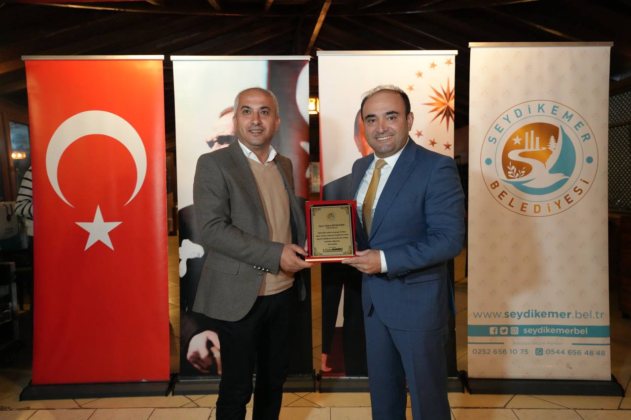 Başkan Akdeni̇zli̇'den Mecli̇s Üyeleri̇ne Teşekkür Plaketi̇ 10
