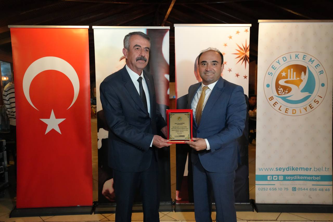 Başkan Akdeni̇zli̇'den Mecli̇s Üyeleri̇ne Teşekkür Plaketi̇ 16