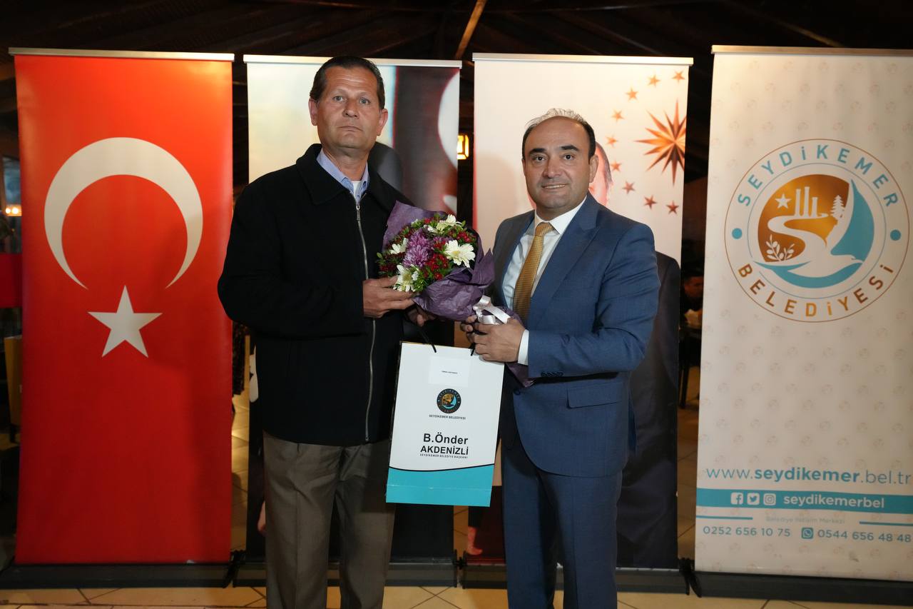 Başkan Akdeni̇zli̇'den Mecli̇s Üyeleri̇ne Teşekkür Plaketi̇ 18
