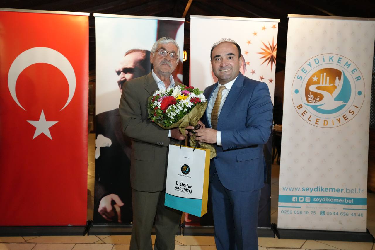 Başkan Akdeni̇zli̇'den Mecli̇s Üyeleri̇ne Teşekkür Plaketi̇ 19