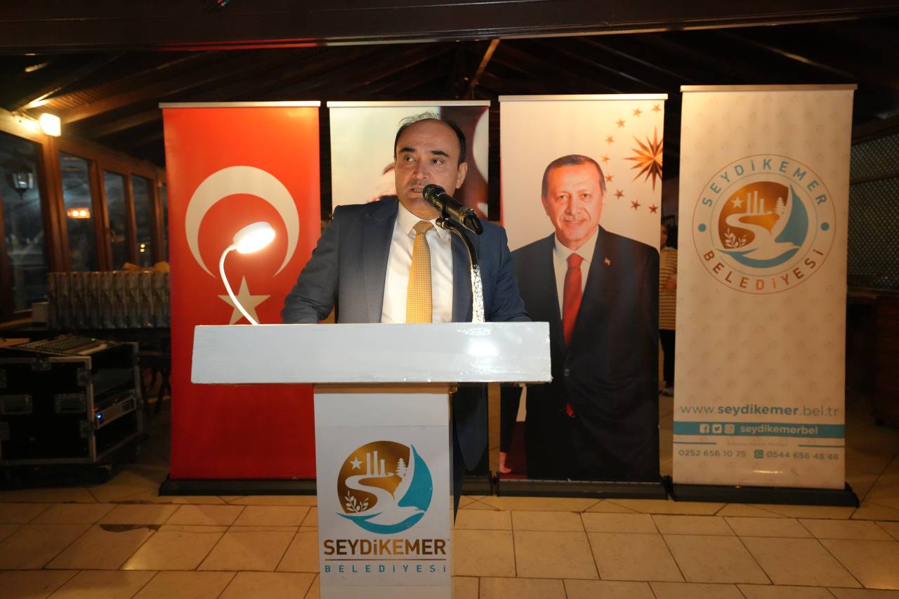 Başkan Akdeni̇zli̇'den Mecli̇s Üyeleri̇ne Teşekkür Plaketi̇ 2