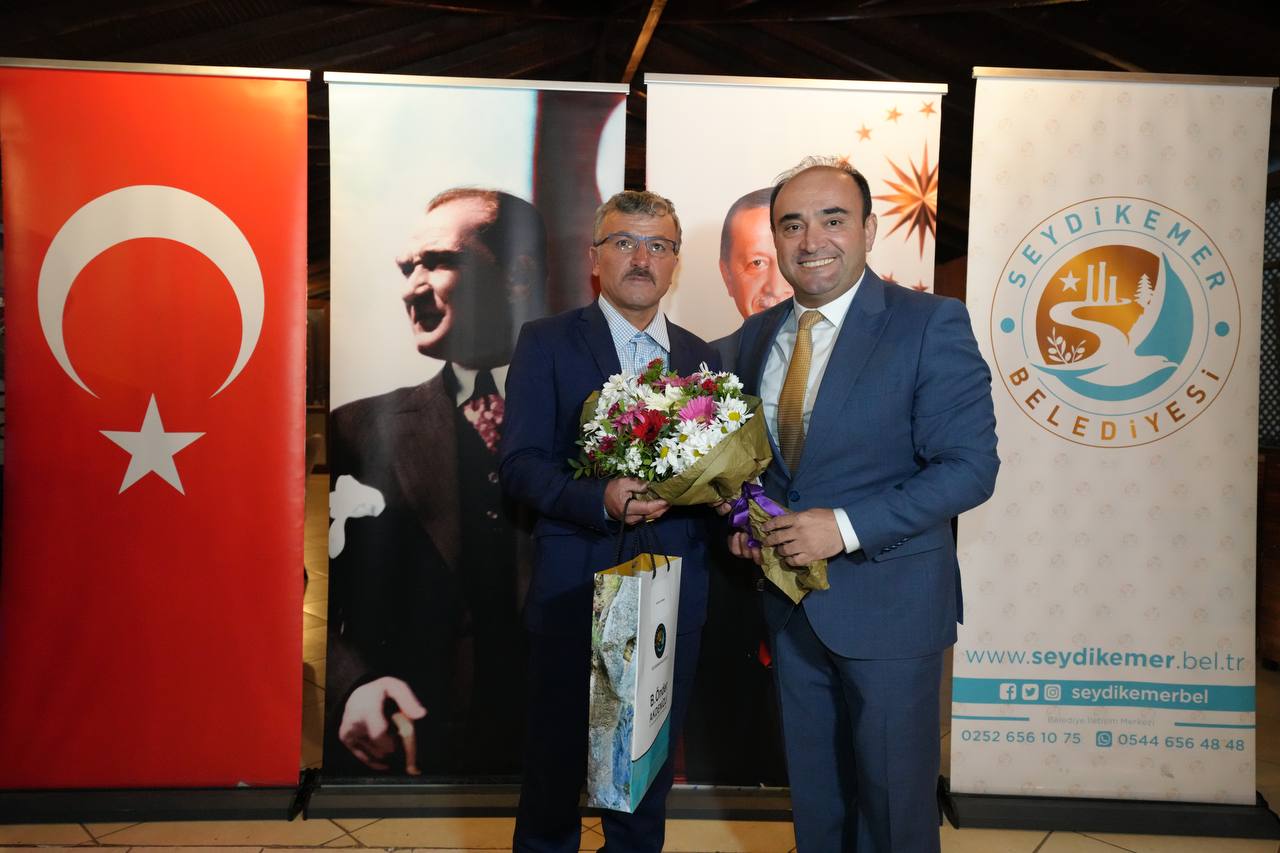 Başkan Akdeni̇zli̇'den Mecli̇s Üyeleri̇ne Teşekkür Plaketi̇ 20