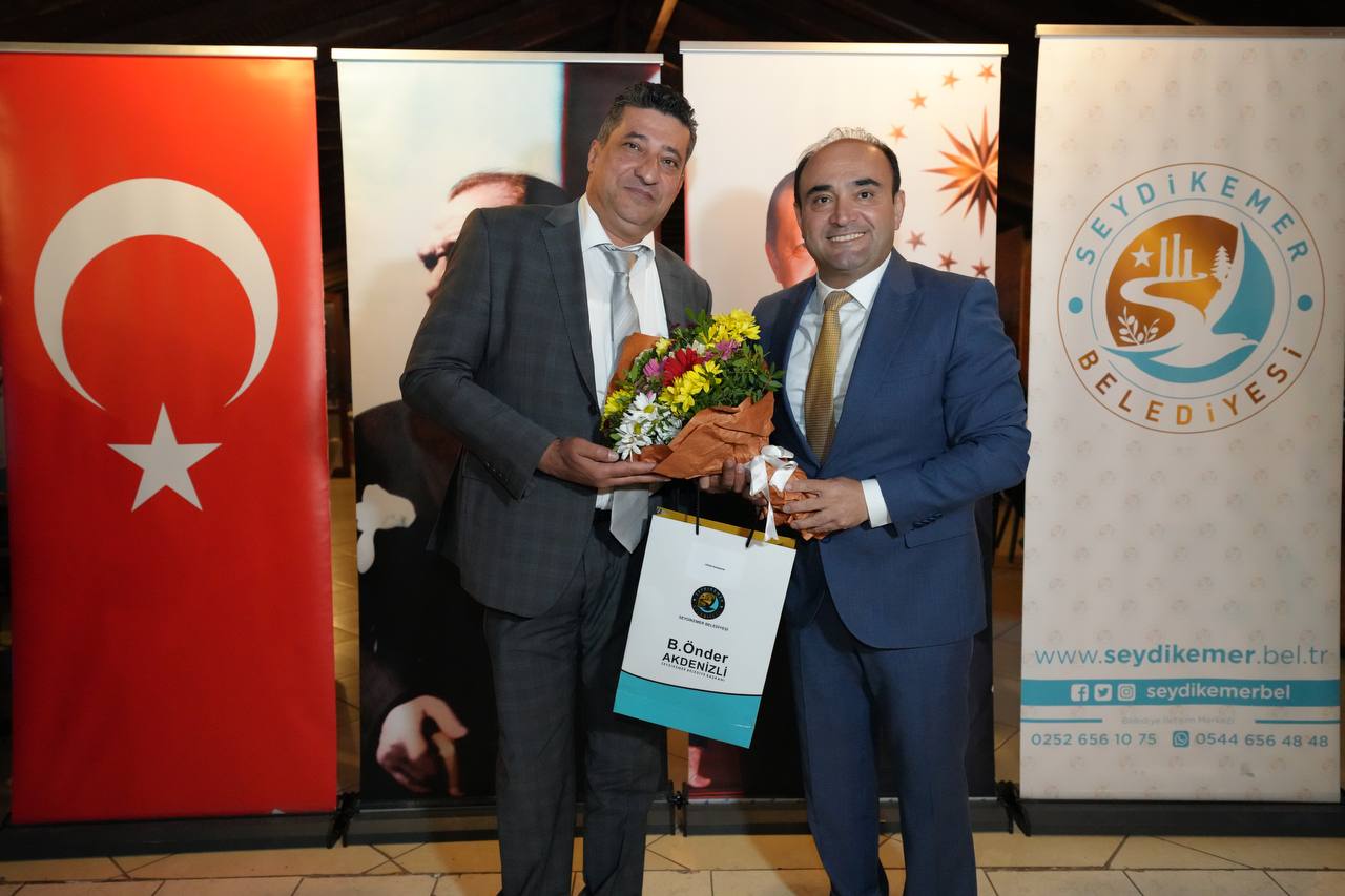 Başkan Akdeni̇zli̇'den Mecli̇s Üyeleri̇ne Teşekkür Plaketi̇ 21