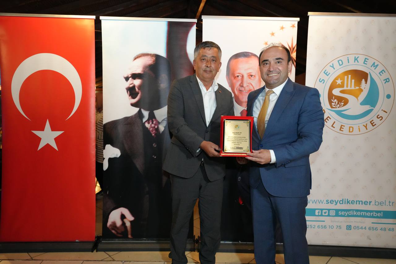 Başkan Akdeni̇zli̇'den Mecli̇s Üyeleri̇ne Teşekkür Plaketi̇ 22
