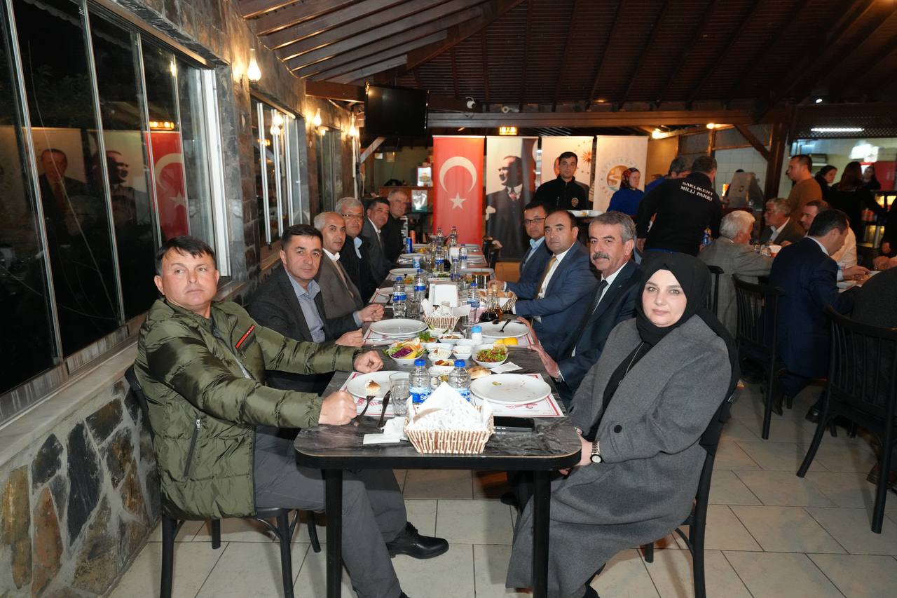 Başkan Akdeni̇zli̇'den Mecli̇s Üyeleri̇ne Teşekkür Plaketi̇ 3