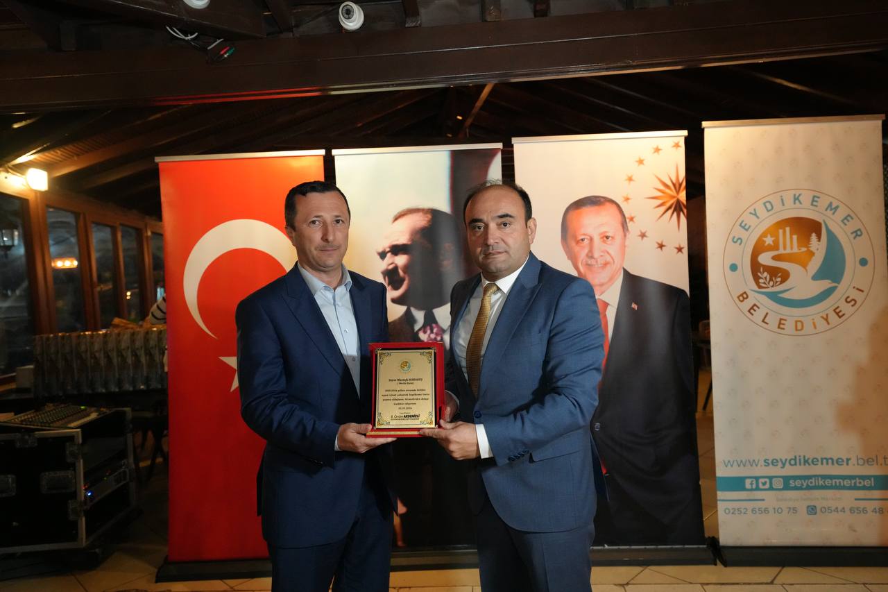 Başkan Akdeni̇zli̇'den Mecli̇s Üyeleri̇ne Teşekkür Plaketi̇ 6