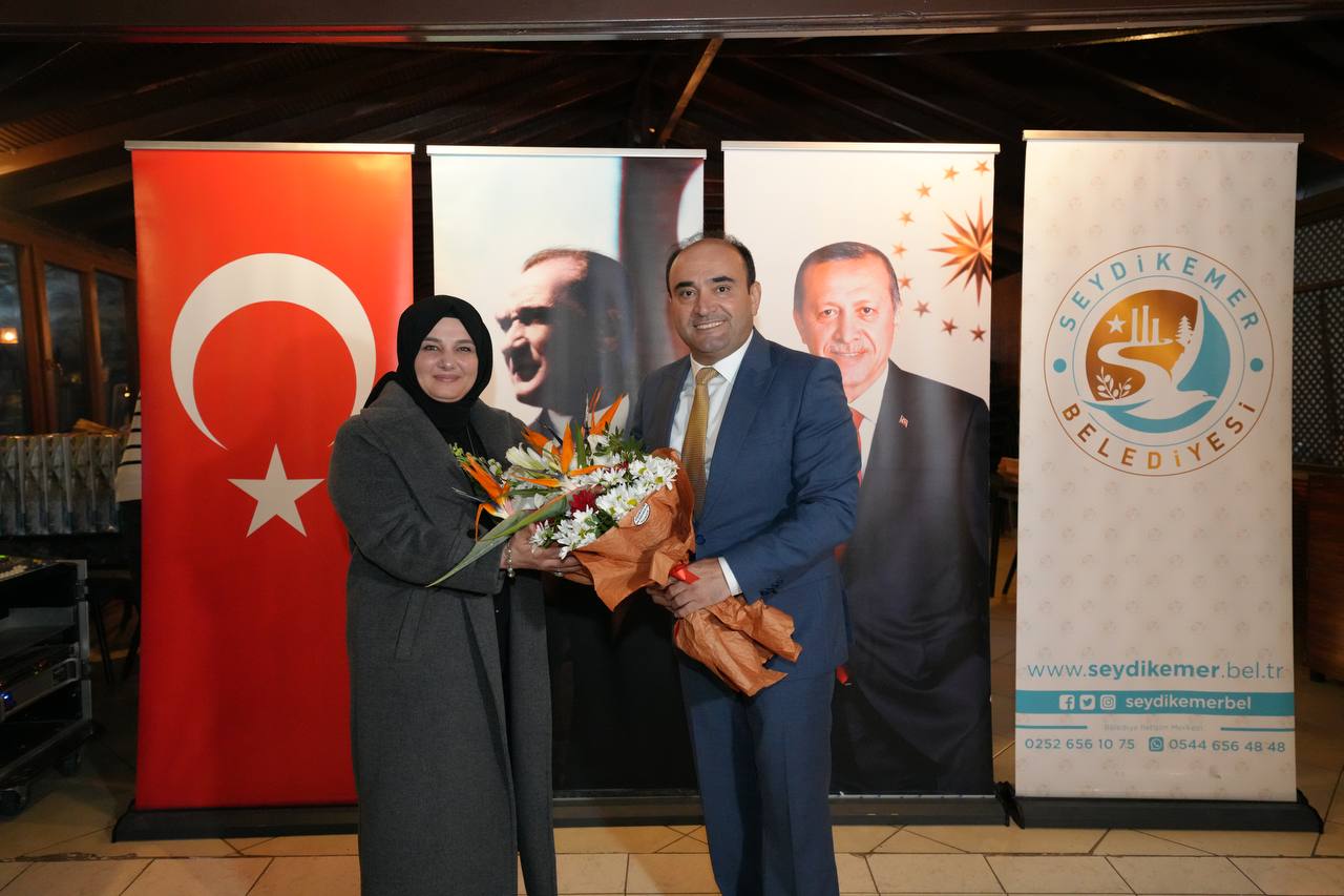Başkan Akdeni̇zli̇'den Mecli̇s Üyeleri̇ne Teşekkür Plaketi̇ 7