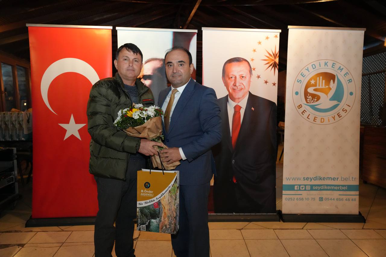 Başkan Akdeni̇zli̇'den Mecli̇s Üyeleri̇ne Teşekkür Plaketi̇ 8