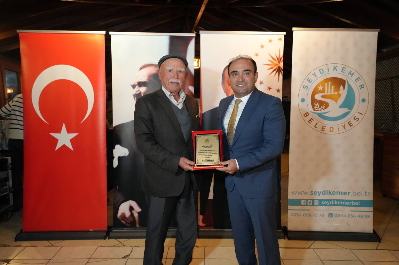 Başkan Akdeni̇zli̇'den Mecli̇s Üyeleri̇ne Teşekkür Plaketi̇ 9