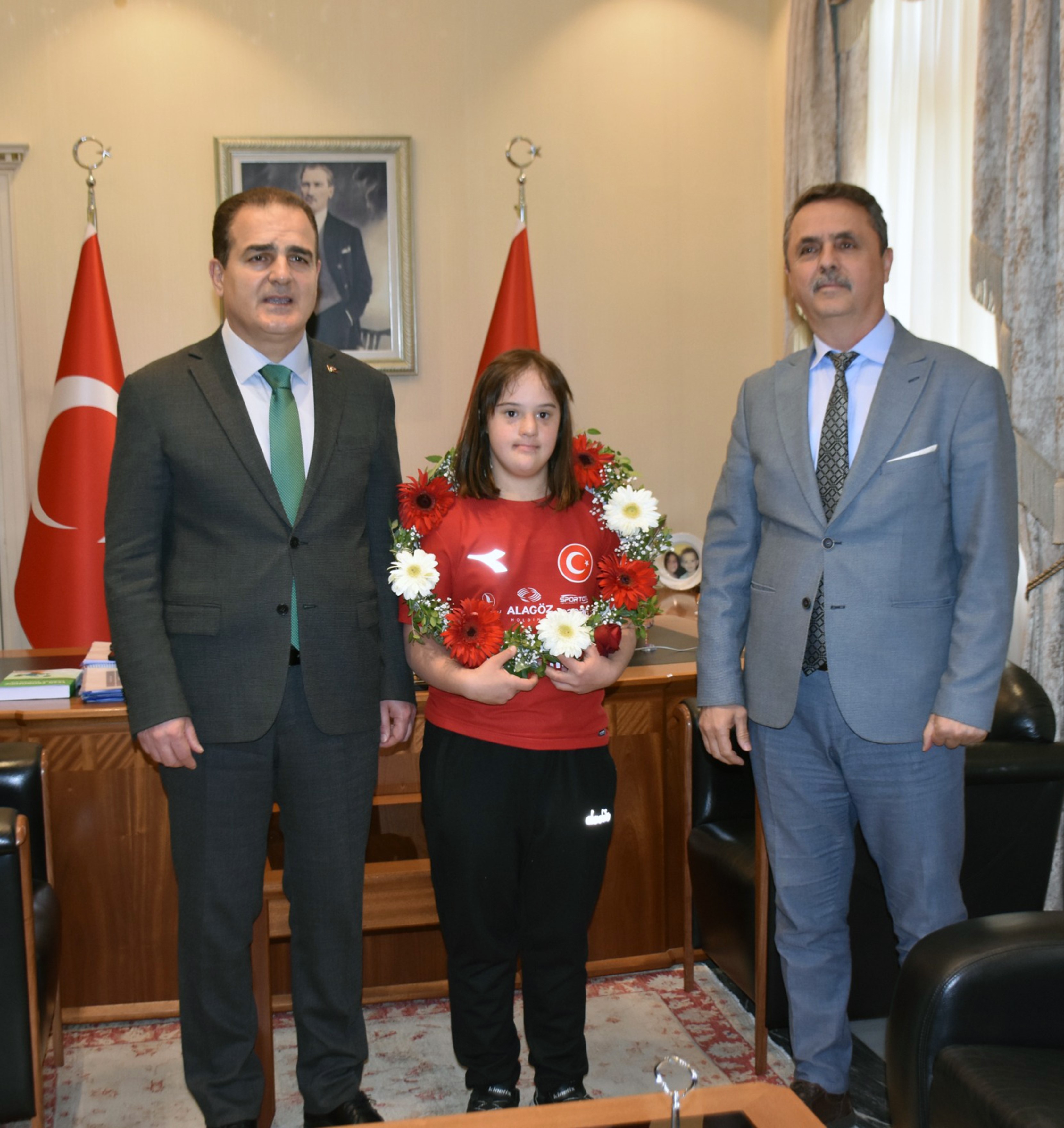 Dünya İkincisi Ve Üçüncüsü Milli Yüzücü Oral’a Özel Karşılama (1)