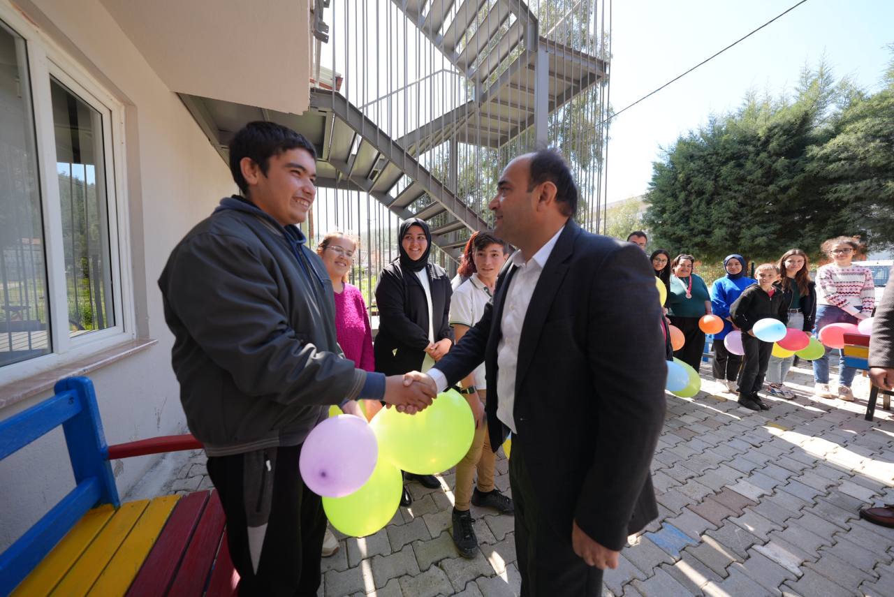 Herkesi̇n Başkani Akdeni̇zli̇, Özel Öğrenci̇leri̇n Kalpleri̇ni̇ Fethetti̇ (13)