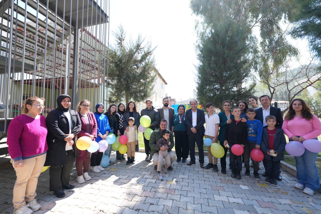 Herkesi̇n Başkani Akdeni̇zli̇, Özel Öğrenci̇leri̇n Kalpleri̇ni̇ Fethetti̇ (15)