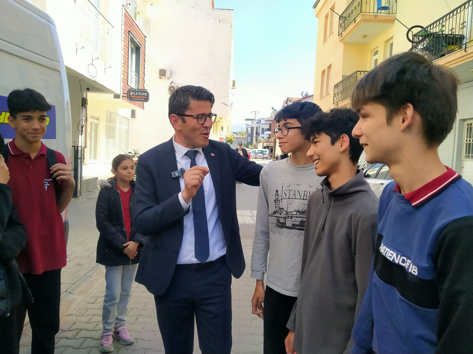 Kökten, Sürekli Haklın Arasında (10)