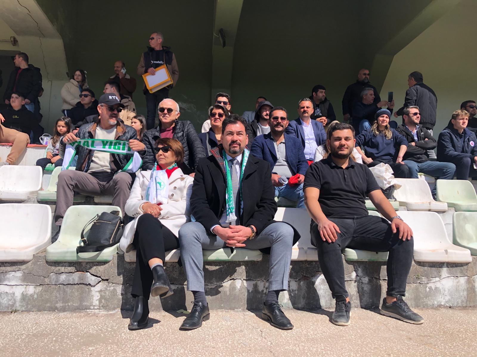 Yiğit, Sürekli Halkın Arasında (3)