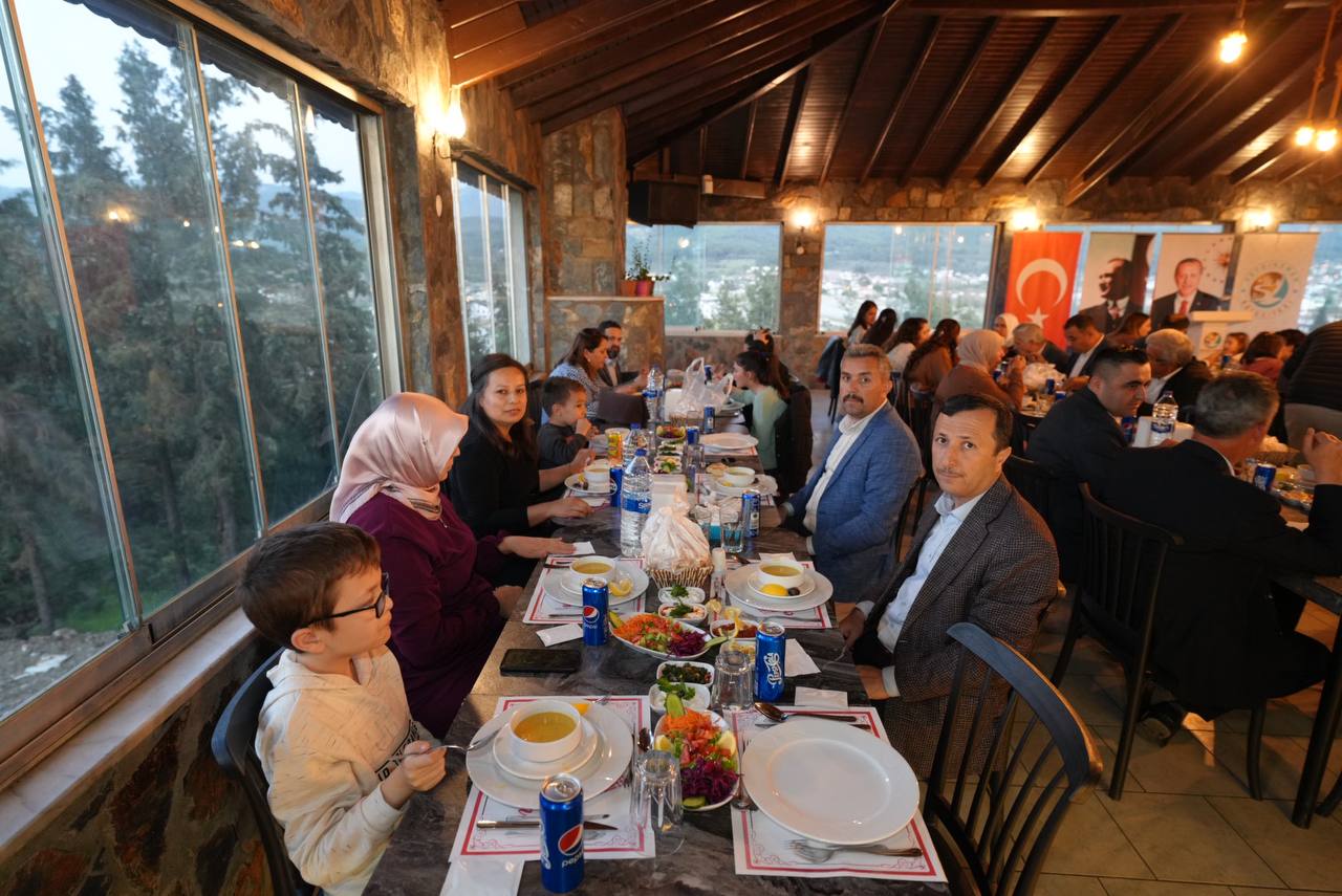 Başkan Akdeni̇zli̇, 5 Yil Görev Yapacaği Mecli̇s Üyeleri̇yle Bi̇r Araya Geldi̇ (5)