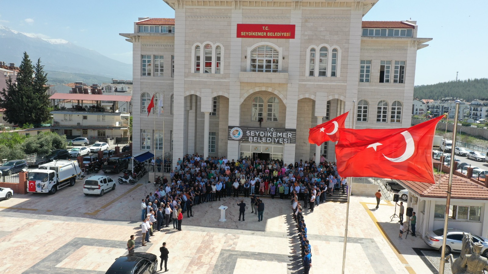 Başkan Akdeni̇zli̇, Yeni̇ Dönemi̇ni̇n İlk Gününde Coşkuyla Karşilandi (10)