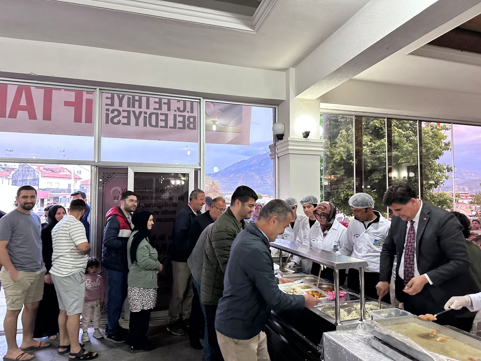 Karaca Çatalarık Sosyal Tesisinde Iftar Yaptı (3)